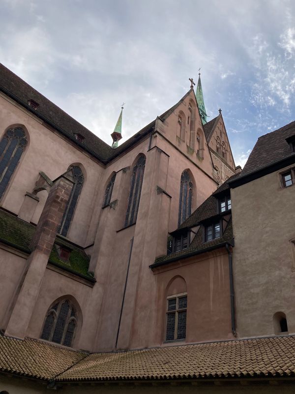 Einblick in romanische und gotische Elemente