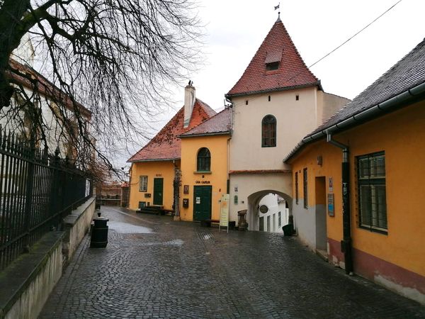 Steigen Sie die historische Treppe hinauf