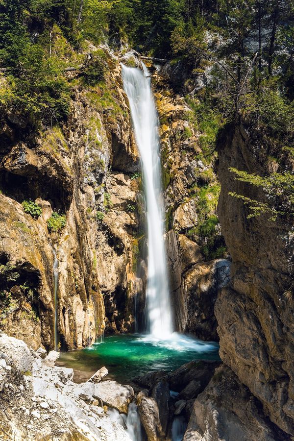 Naturschönheit mit Wasserfall