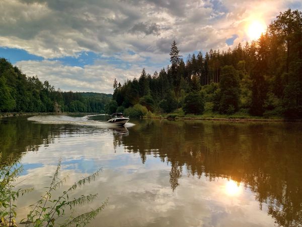 Atemberaubender Sonnenaufgang über der Moldau