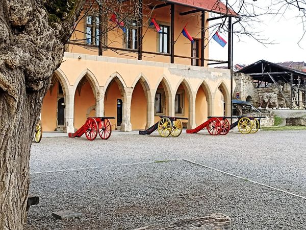 Morgenmagie über historischen Mauern