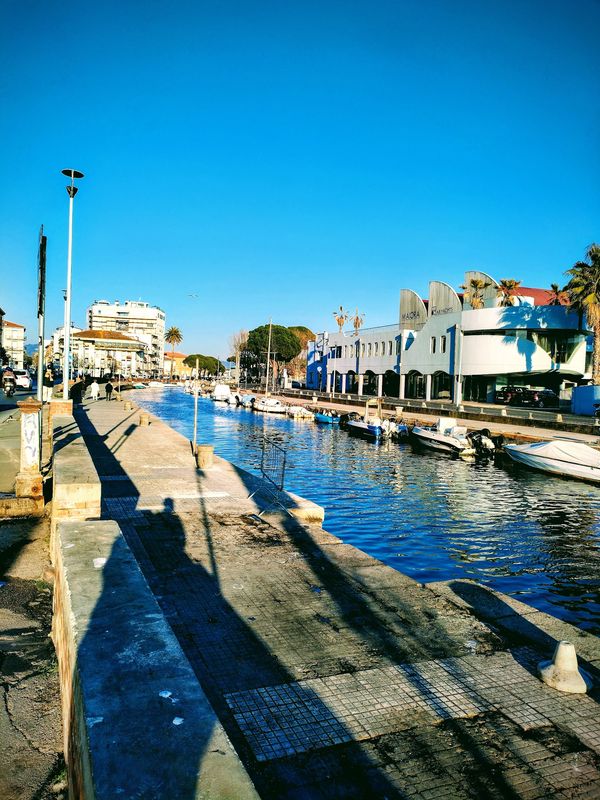 Sonnenbaden an der Versilia-Küste