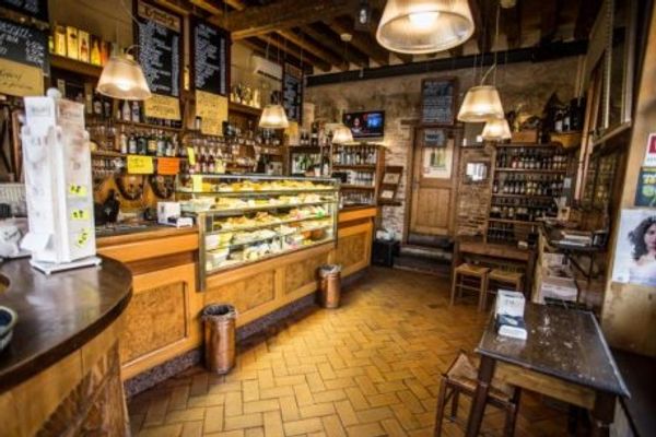 Weine und Cicchetti probieren