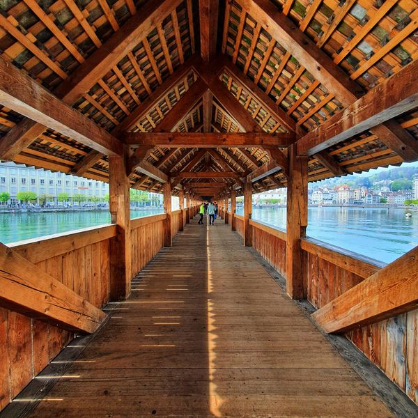 Historische Holzbrücke mit malerischem Charme