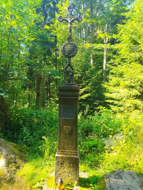 Mystische Kapelle auf dem Felsen