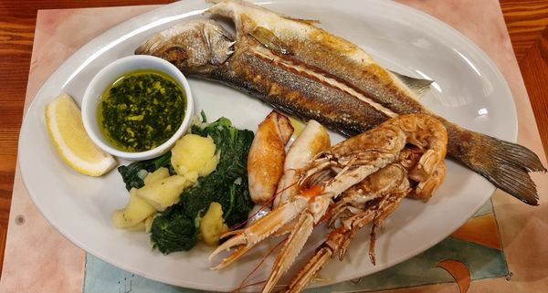 Traditionelle Küche am Wasser genießen