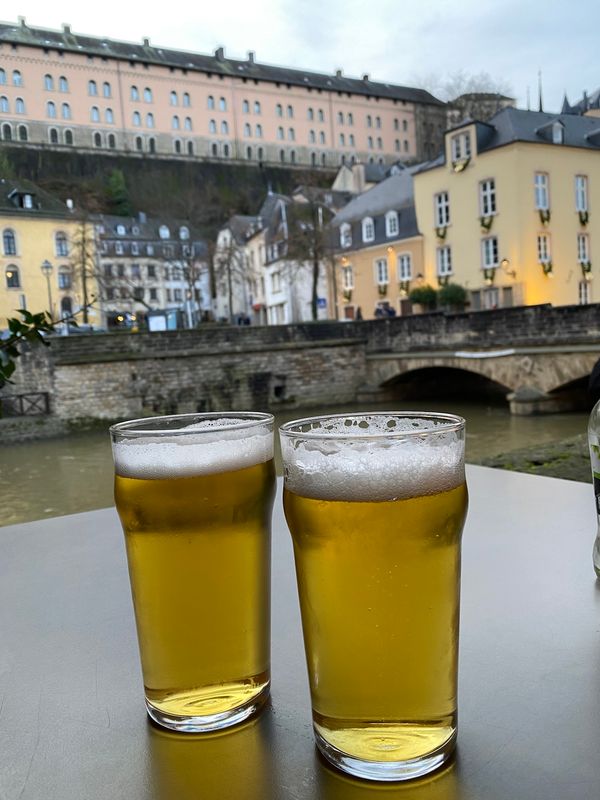 Feierabendbier mit Blick aufs Wasser