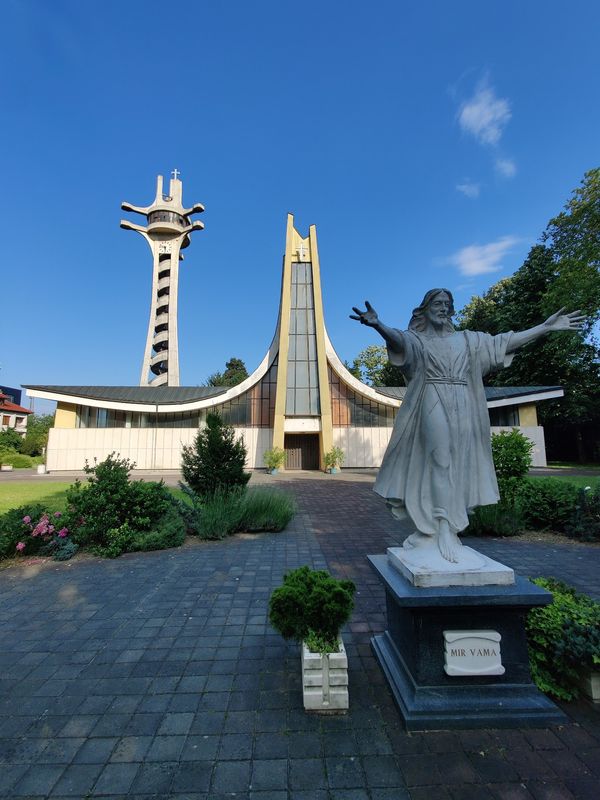 Moderne Kathedrale besichtigen