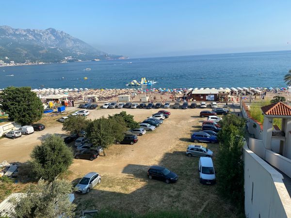 Sonnenbaden am malerischen Strand