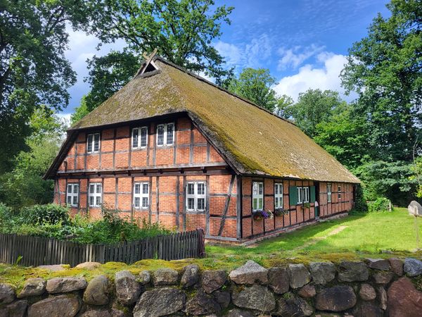 Ausgedehnte Heideflächen und Wanderglück