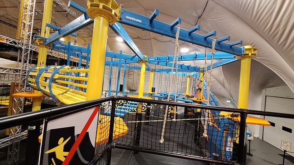 Actionreicher Ninja Warrior Parcours