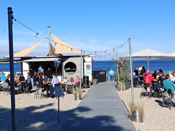 Entspannte Drinks mit Meerblick