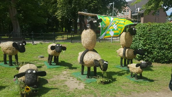Familienspaß mit Strohfiguren und Kornfeldern
