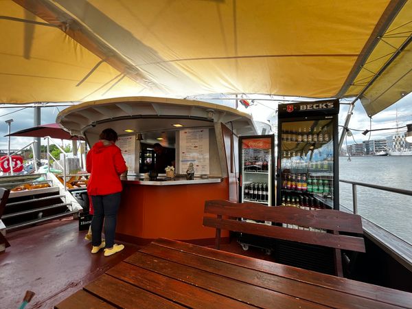 Fischbrötchen an Bord genießen