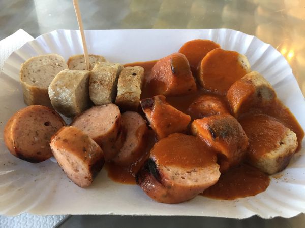 Berlins berühmteste Currywurst probieren