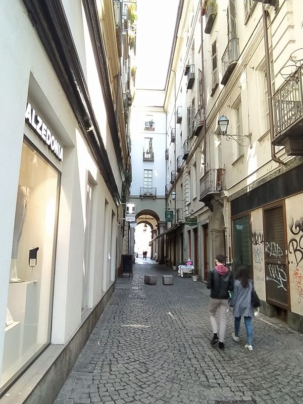 Shopping in historischer Straße