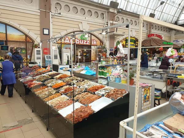 Buntes Markttreiben und lokale Köstlichkeiten