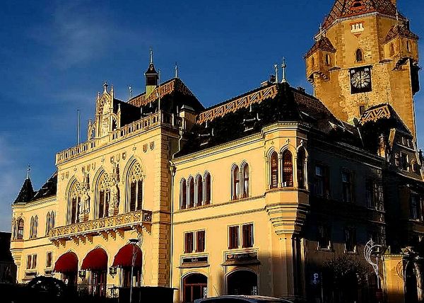 Entdecken Sie neugotische Architektur im Herzen der Stadt