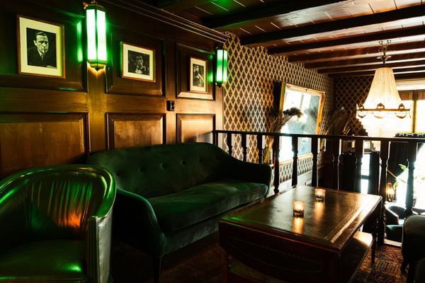 Jazz Age Flair in geheimer Bar