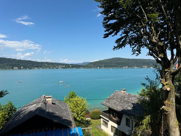 Kristallklares Wasser trifft auf Alpenpanorama