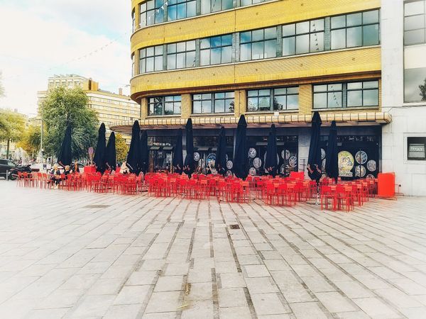 Sonnige Terrasse und entspannte Atmosphäre