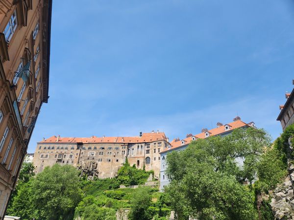 Panoramablick auf das Schloss bei Nacht