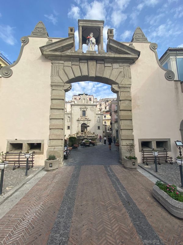 Tor zur Geschichte Paolas