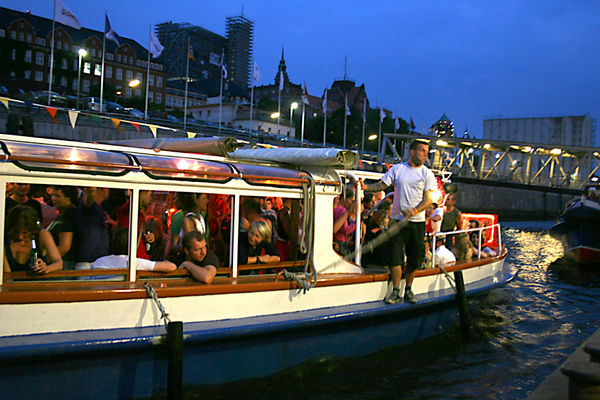 Schwimmende Disko auf der Elbe