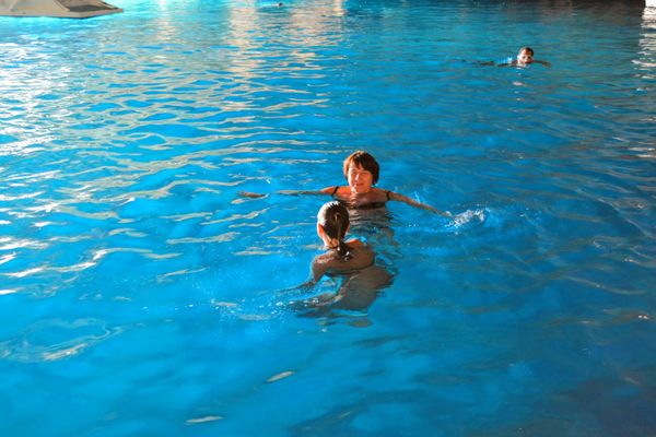 Naturschauspiel: Schwimmen in leuchtender Höhle