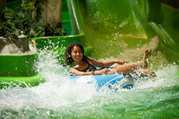 Rutschenspaß im größten Wasserpark der Schweiz