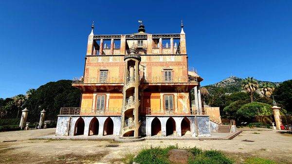 Chinoiserie-Architektur am Rande eines Parks