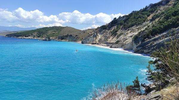 Ruhiger Strand mit kristallklarem Wasser