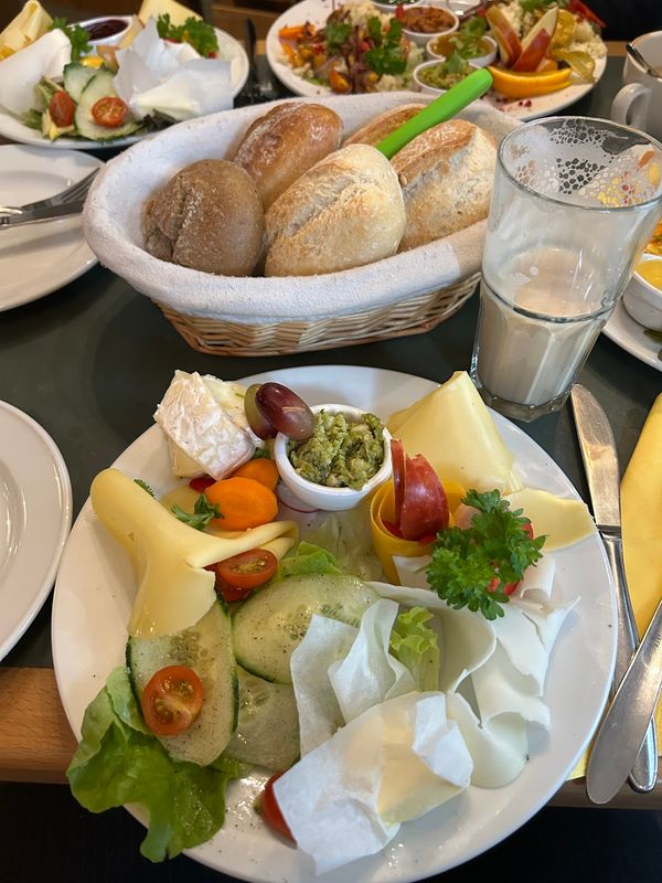 Gemütliches Frühstück im Innenhof