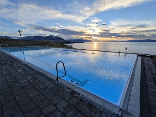 Infinity-Pool mit Fjordblick