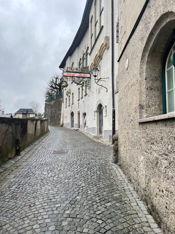 Biergenuss mit historischem Altstadt-Panorama