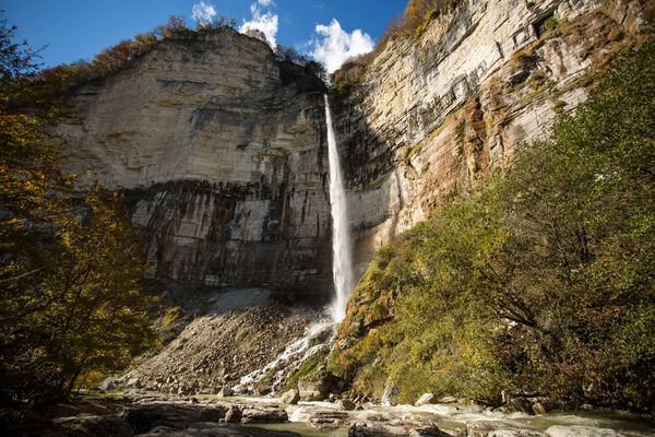 Zu majestätischen Wasserfällen wandern