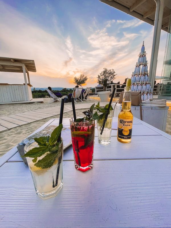 Ein paar Drinks am Sandstrand vom Himmelblau Beach Club genießen