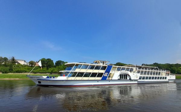 Malersiche Elbfahrt auf historischem Dampfer