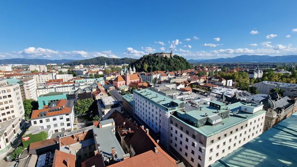 360° Panoramablick über Ljubljana bei einem Cocktail genießen