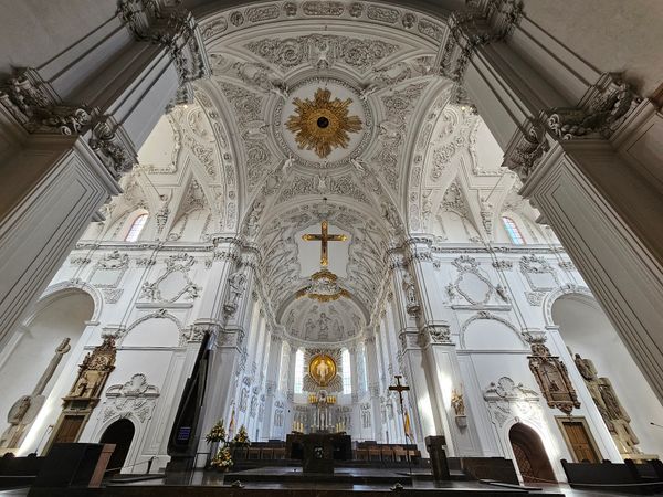 Bestaune die imposante Architektur des Kiliansdoms
