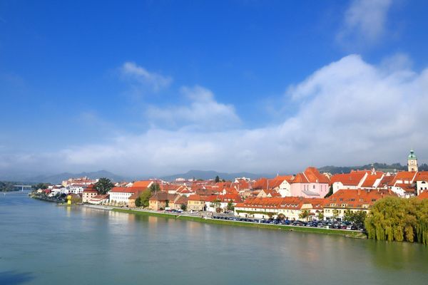 Historisches Flair und lebendige Kultur am Ufer der Drau