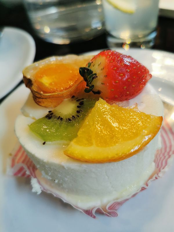 Kaffee und Kuchen umgeben von Blumen