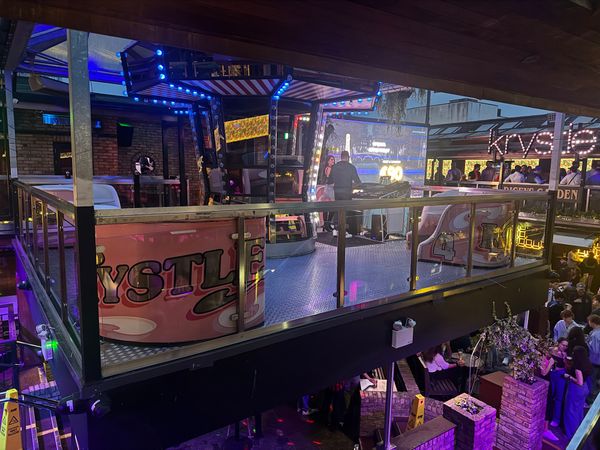 Günstige Drinks und internationale Beats