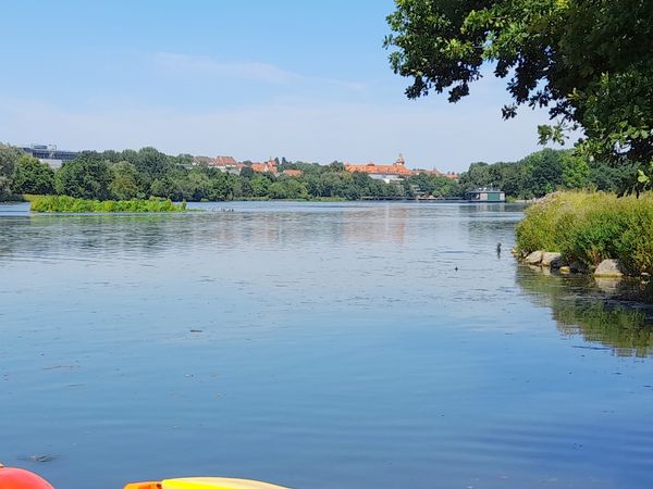 Entspannung und Aktivität am Wasser