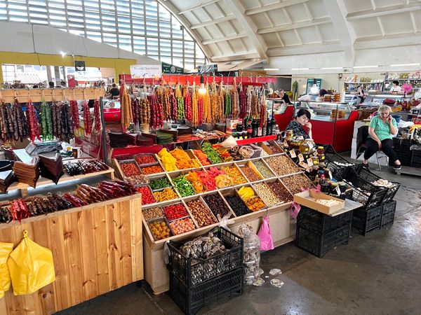 Farbenfroher Markt voller lokaler Köstlichkeiten