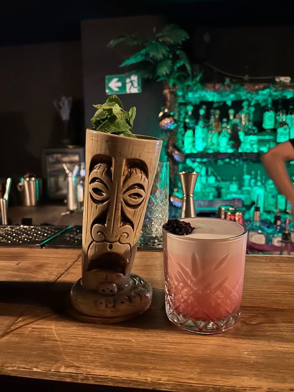 Exotische Cocktails im Dschungelambiente