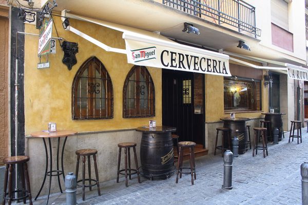 Entspannte Tapas-Bar mit Bierauswahl