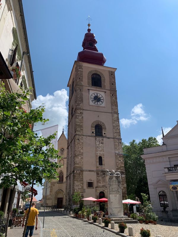 Lebendiger Platz mit römischen Monumenten