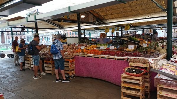 Lebhaftes Treiben und frische Delikatessen