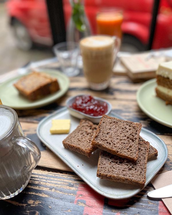 Kaffee zwischen 10.000 Büchern